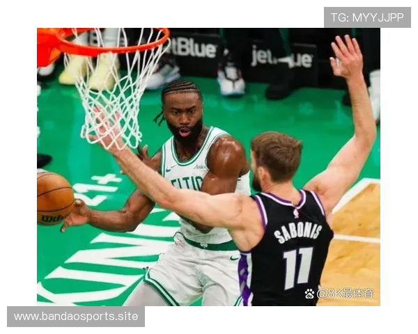 小萨博尼斯低迷进攻成焦点仅得八分十二篮板八助攻表现引热议风波 小萨博尼斯低迷进攻成焦点仅得八分十二篮板八助攻表现引热议风波