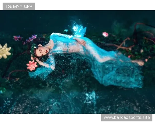 当美人鱼披上婚纱童话般的梦幻在水中翩翩起舞 当美人鱼披上婚纱童话般的梦幻在水中翩翩起舞
