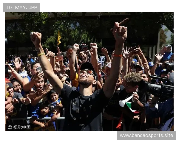 三十万球迷狂欢见证纽卡盛大冠军游行埃迪豪高举奖杯成全城焦点盛 三十万球迷狂欢见证纽卡盛大冠军游行埃迪豪高举奖杯成全城焦点盛